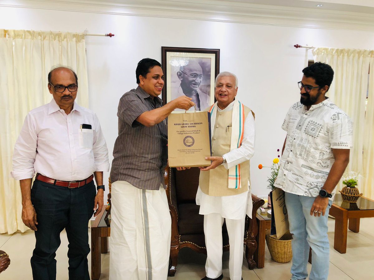 KeralaGovernor's tweet photo. Shri. A. N. Shamseer, Hon'ble Speaker of the Kerala Legislative Assembly called on Hon'ble Governor Shri Arif Mohammed Khan at KeralaRajBhavan :PRO,KeralaRajBhavan
#Shamseer
#Speaker
#KeralaAssembly https://t.co/WzEu1risuC