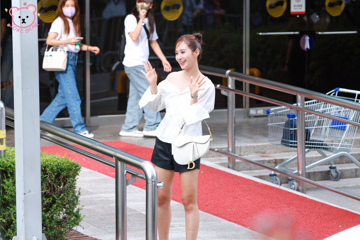 sonebear_hk's tweet photo. | 20220819 | 뮤직뱅크 Music Bank | Yuri
Cr. sonebear🐻
#소녀시대 #girlsgeneration #gg4eva #pinkocean #kwonyuri #yurikwon #yuri #권유리 #權俞利 #FOREVER1 https://t.co/i2XfLP0RzD