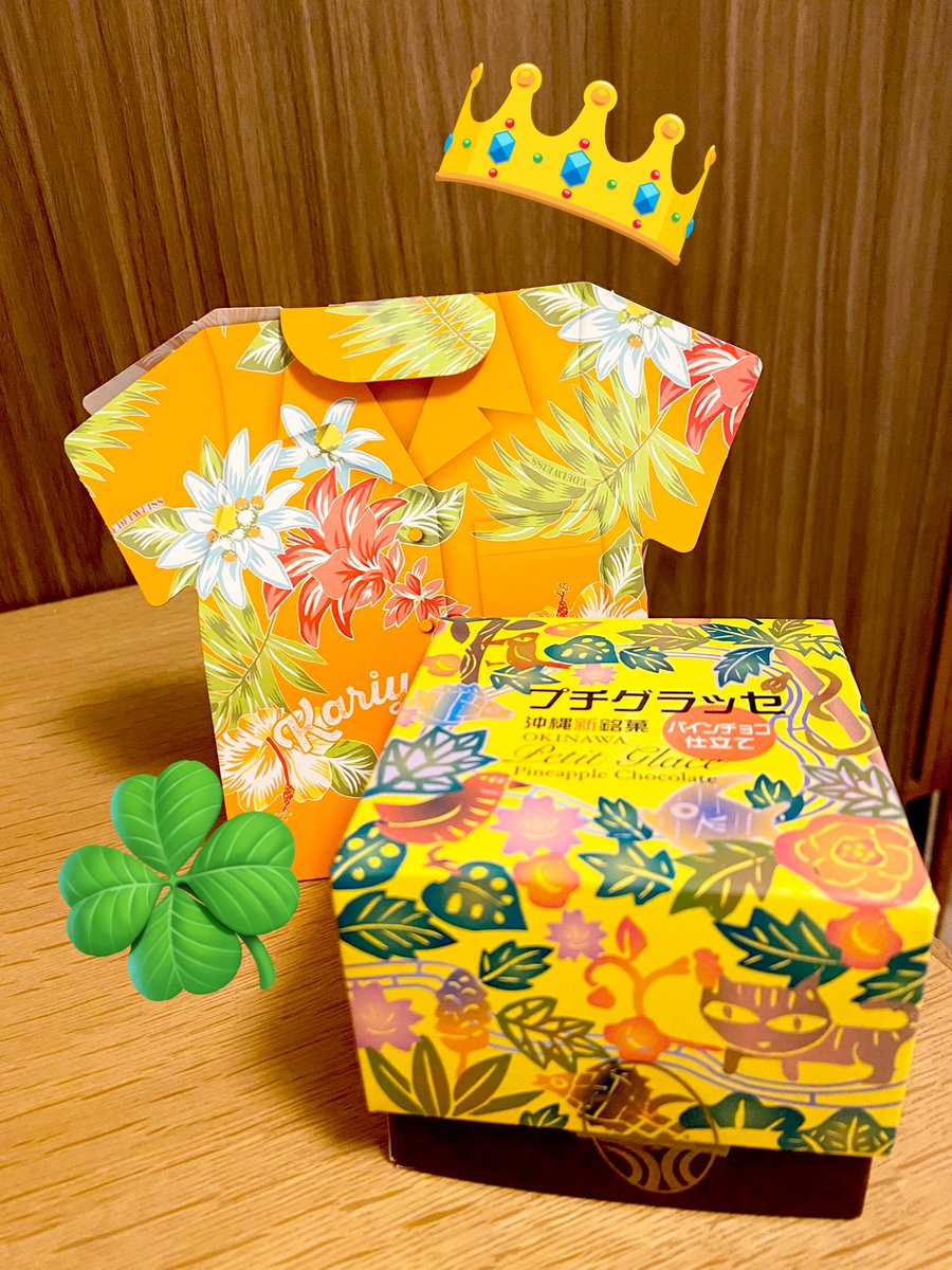 「担当さんから沖縄のお土産と海外販売の神様Tシャツ頂きました」|鈴木ジュリエッタのイラスト