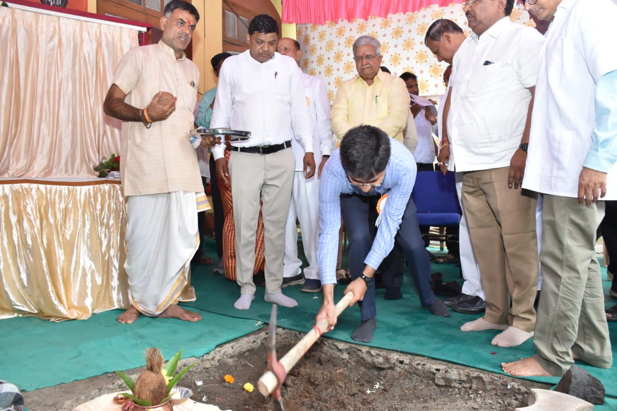 Foundation stone was laid for a Special Newborn Care Unit (SNCU) at CHC, Bhilad by Hon'ble FM Shri <a href="/KanuDesai180/">Kanu Desai</a> Ji today. This facility for newborn will be constructed at a total expenditure of Rs. 40 lakhs from District Panchayat's 15th Finance Commission grant.