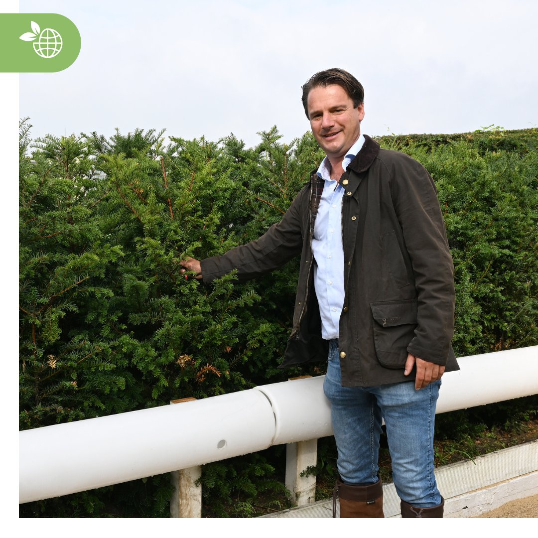 🐎 Laatste inspectie en check door Janus van het parcours. 🌳 Alles is gereed voor de grote dag – jij ook? Voel de spanning, bewonder de prachtige paarden en geniet van de unieke sfeer. Zien we jou daar? 😉