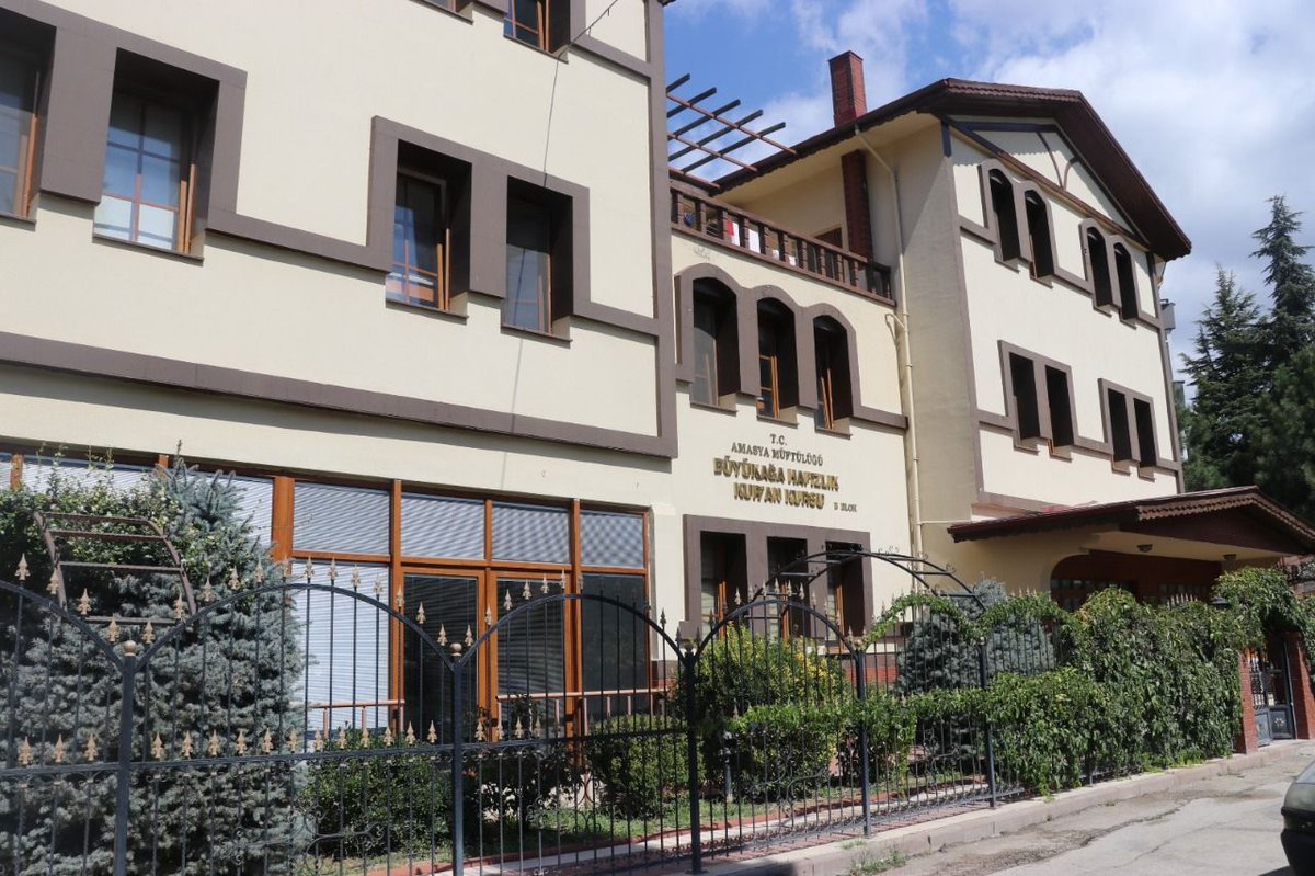 aykiri's tweet photo. Amasya’da yatılı bir Kuran Kursunda okuyan yaşları 15-16 yaşındaki 20 çocuk, Kuran Kursuna getirilen pideleri izinsiz yedikleri gerekçesi ile sopa ile darp edildi.

Ertesi sabah kurstan bir öğrencinin hastaneye giderek vücudundaki morlukları  doktora göstermesiyle olay ortaya çıktı. Doktor durumu hastane polisine bildirdi.

Amasya Valiliği, konuyla ilgili soruşturma başlattı.