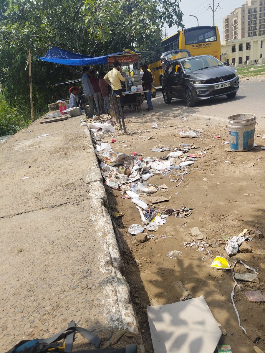 No dustbins, all garbage thrown on road and park by local vendors.
location: gate-3, p3 greater noida

 @OfficialGNIDA @ukg432 
 
@r_uprety
 
@emishrajee 
 
@PravendraNBT 
 
@CeoNoida 
 
@NandiGuptaBJP 
 
@myogioffice