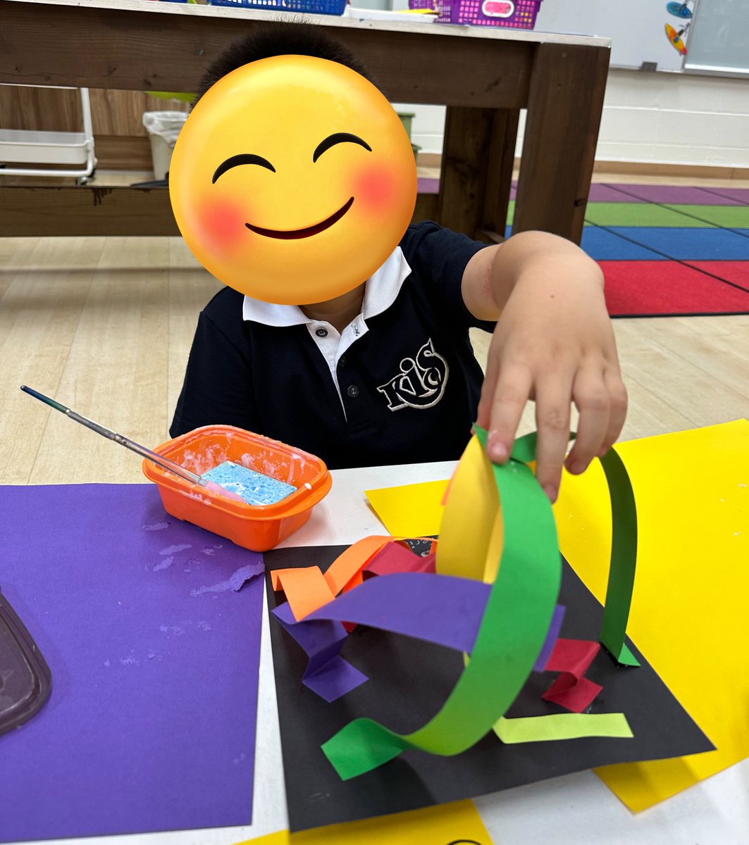 paigeivany's tweet photo. Had a lot of fun introducing Ks to paper sculptures! They were so engaged experimenting and creating these forms! This also created an amazing collaborative 
piece to welcome S’s to school everyday! #kinderart #elementaryart #backtoschool Thanks @cassiestephens for the idea! https://t.co/aTmM7bQRd6