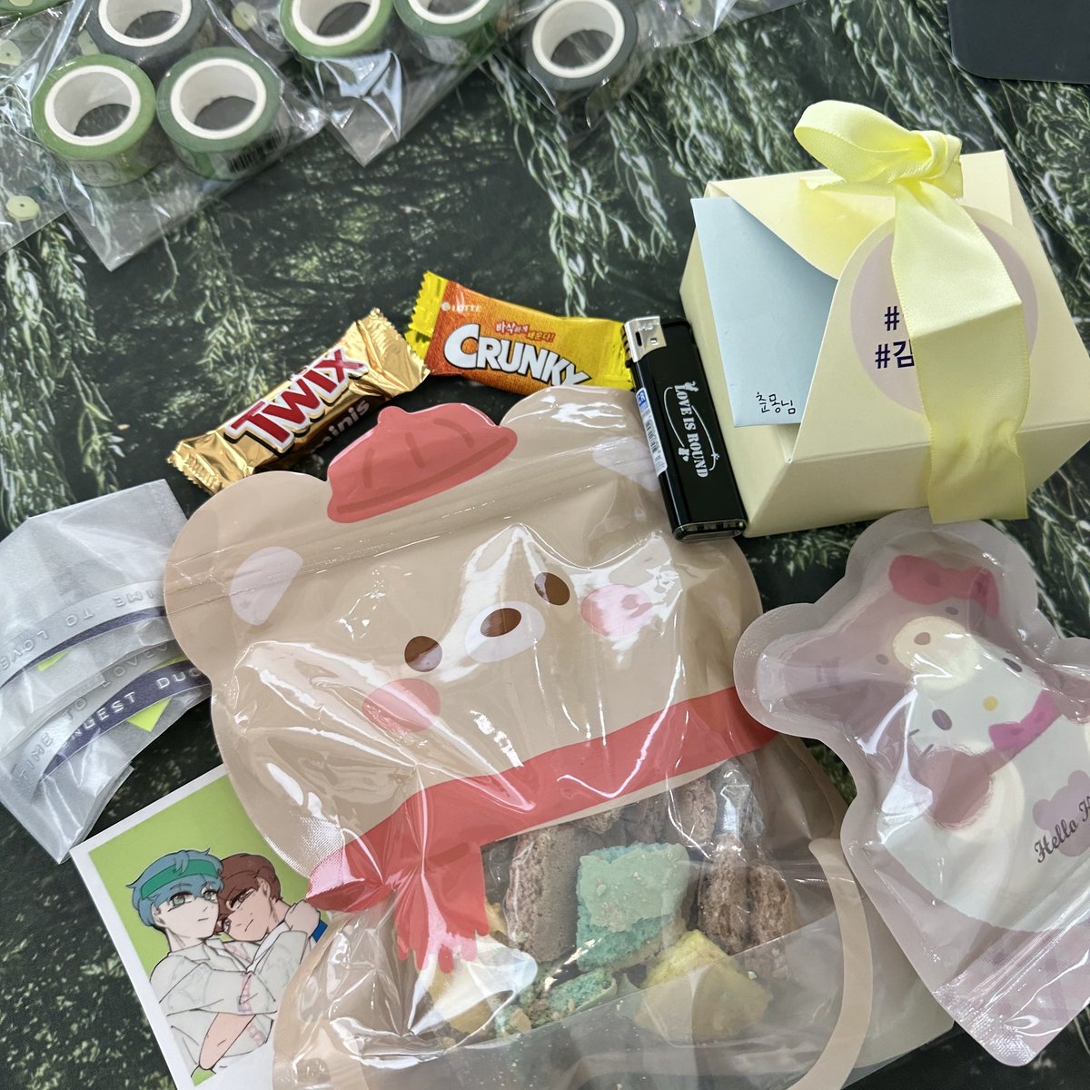 우리 부스... 되게 해주신 많은 분들께 감사합니다
제가 사진에 미처 담지 못한 선물들과 좋은 말씀들까지 전부💖💖💖