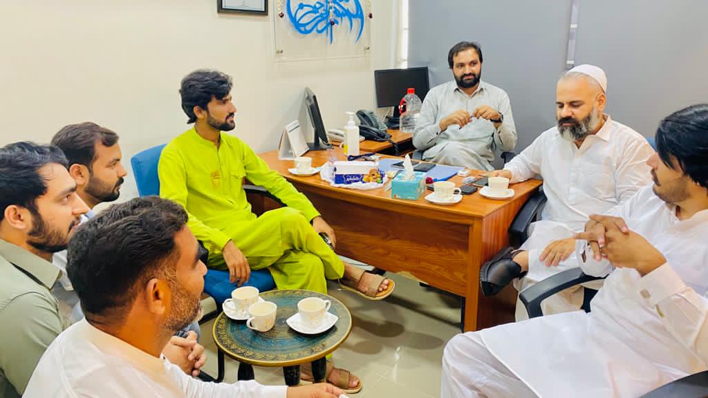 mannan_riaz's tweet photo. مینیجر فیصل بینک شکرگڑھ اور الخدمت ویلفيئر سوسائٹی کے سینئر میمبر عاطف بشیر ایڈووکيٹ صاحب کو نئی سواری کی مبارک باد دی ۔ پروفيسر قاسم خاں صاحب اور ثقلین ناظم بھی تشریف لائے https://t.co/dBJcbcxpJN