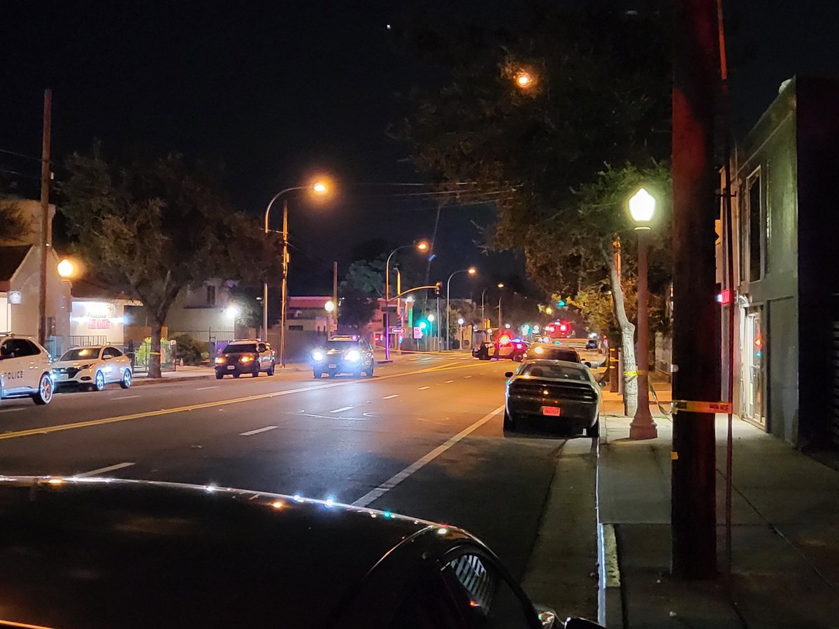 Oaknutjohn's tweet photo. Spent some time on the scene, as a heavy police presence remains on Orange Grove from Marengo to Summit centering on an apartment complex. However the streets are quiet with few people remaining on scene. More coming in the morning. https://t.co/kAhMHwcyUV