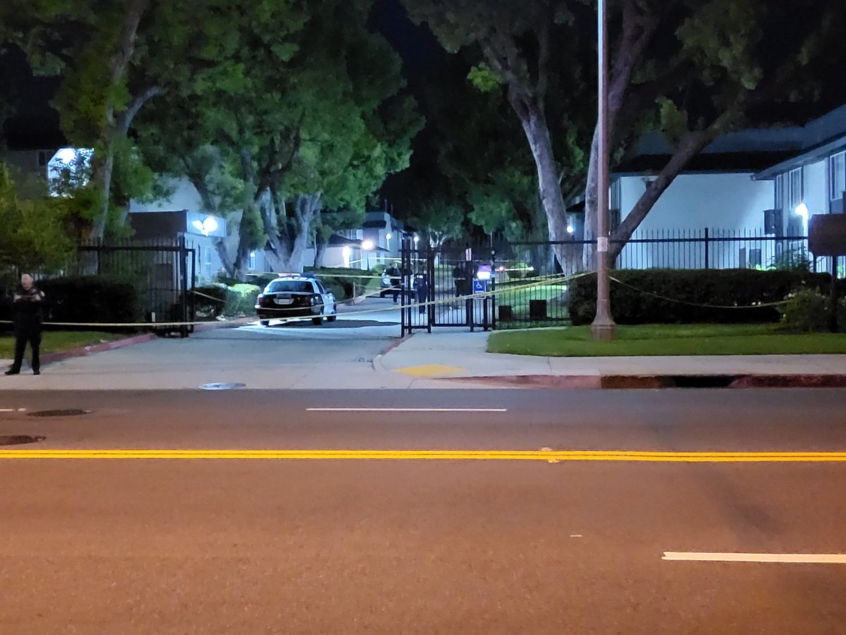 Oaknutjohn's tweet photo. Spent some time on the scene, as a heavy police presence remains on Orange Grove from Marengo to Summit centering on an apartment complex. However the streets are quiet with few people remaining on scene. More coming in the morning. https://t.co/kAhMHwcyUV