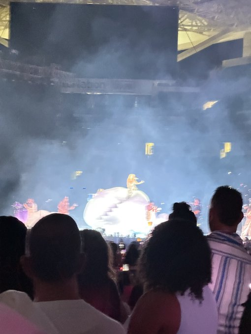 Thought I&rsquo;d share some never before seen photos of Karol G that I personally took🥹 enjoy🤍 https://t.