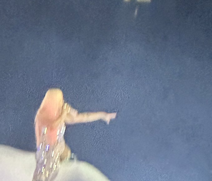 Thought I&rsquo;d share some never before seen photos of Karol G that I personally took🥹 enjoy🤍 https://t.