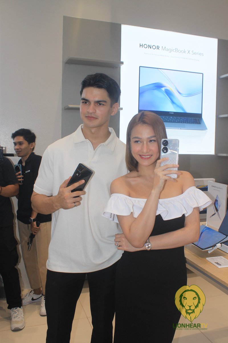 ATM: Here now at the pre-sale event for Honor 90 5G, at the Honor Experience Store, SM Mall of Asia. Honor stars, Liezel Lopez, Bruce Roeland, and Jeff Moses, are here to grace the event. @LiezelLopez_ @roelandbruce and @HalaghayJeff