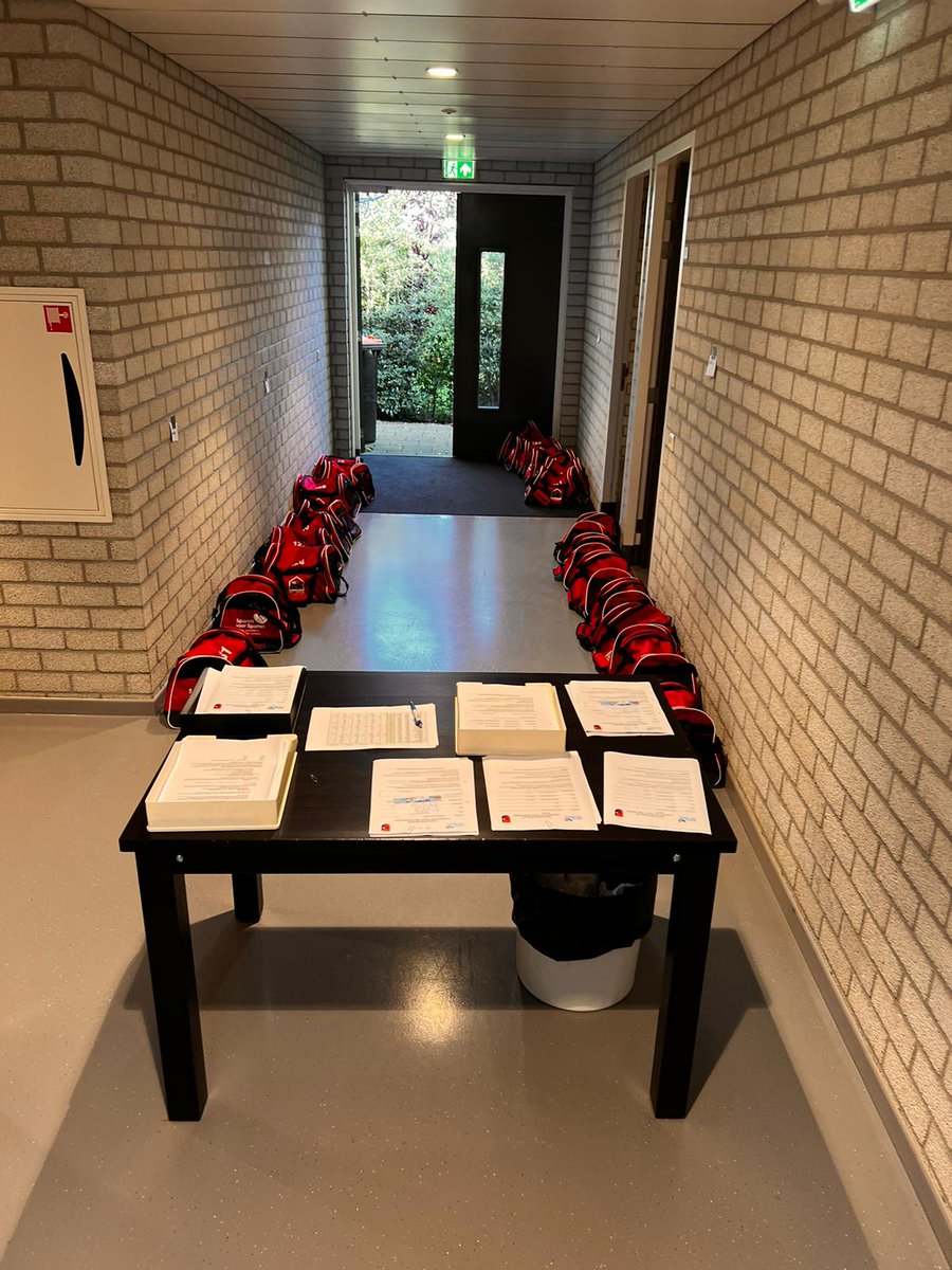 We kunnen beginnen met het uitreiken van de kledingpakketten.