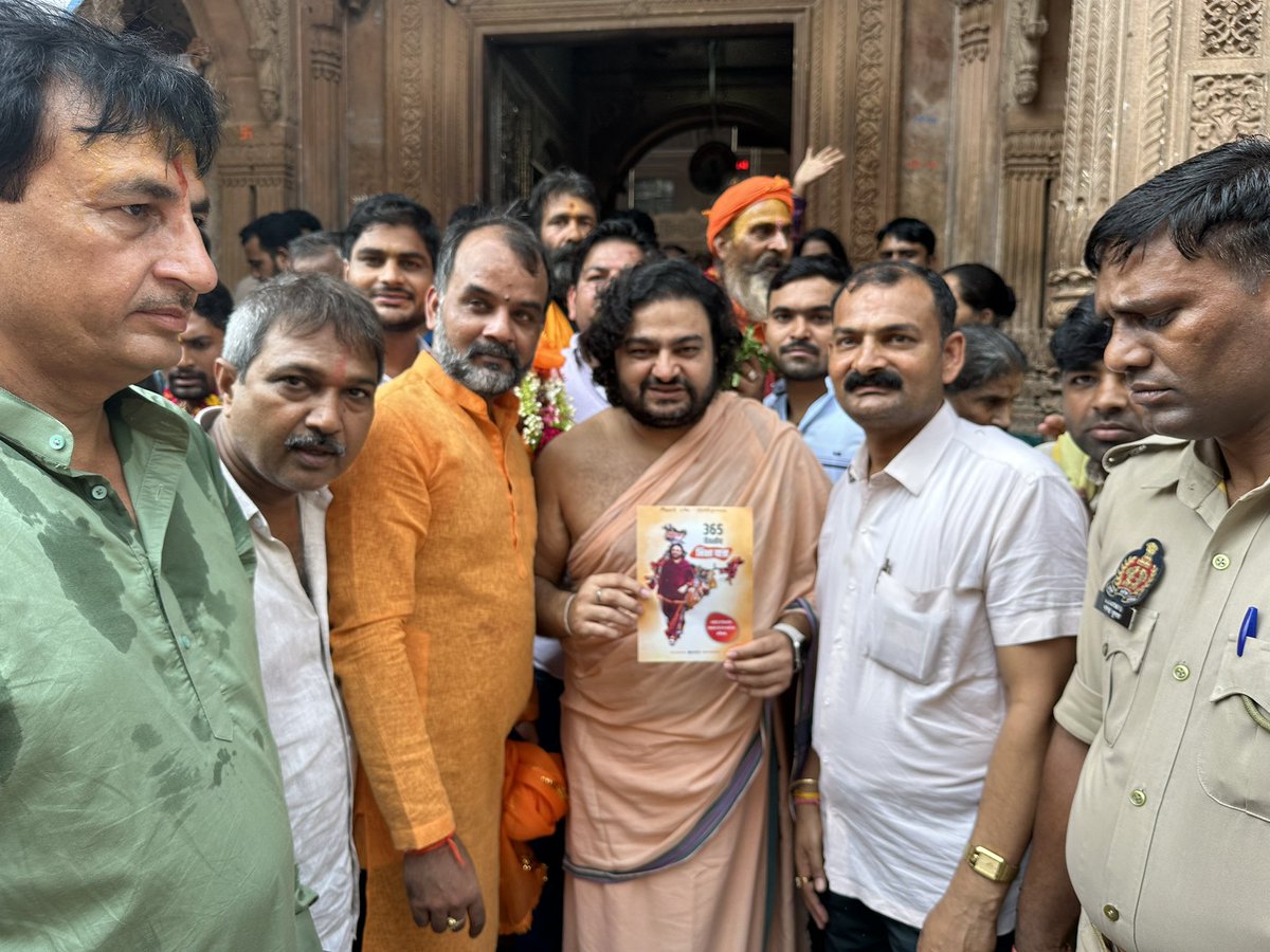 swamidipankar's tweet photo. आज ही श्री बाँके बिहारी के चरणों में माँगी भिक्षा जातियों में विभाजित हिन्दू समाज के एक होने की। 

#भिक्षा_यात्रा दिन 275 - वृंदावन https://t.co/Vg89QPPOwJ