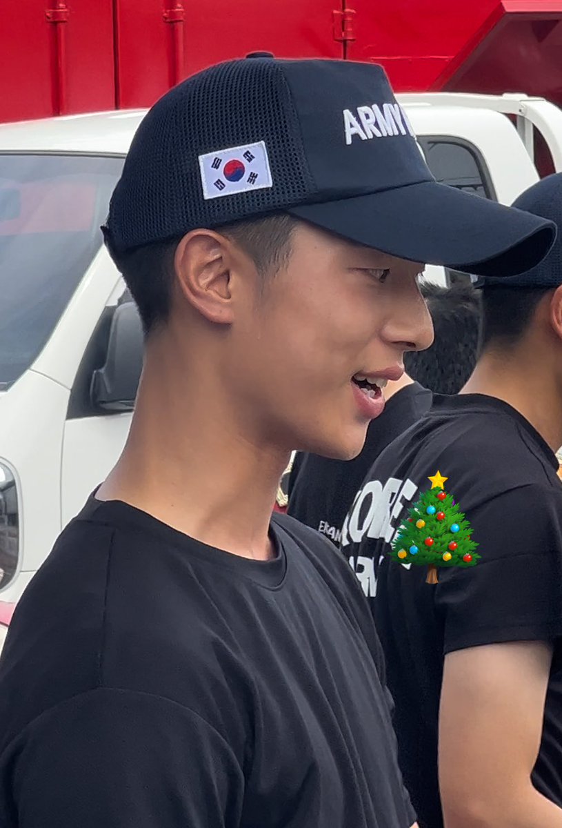 현구 삭발햇다고햇는데 모자벗으닉가별로안짧던데?
속음
사진이랑은상관없음 잘생긴거축하해요