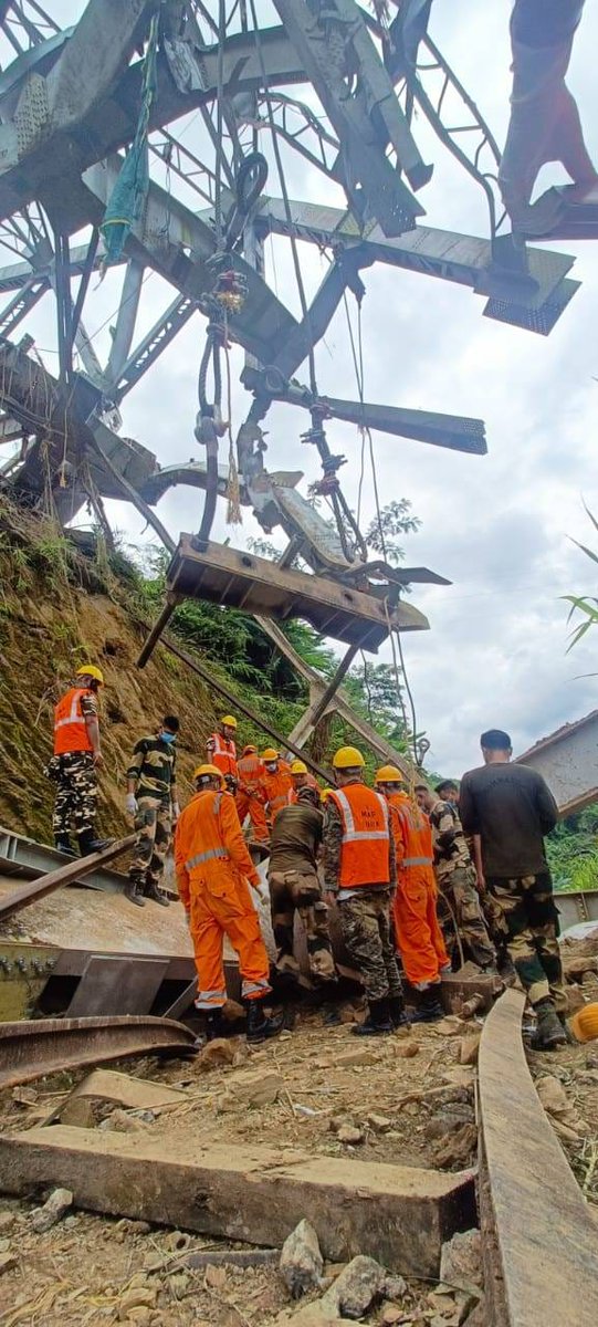 mukesh1yadav87's tweet photo. Thanks for standing with us #BSFforHumanity 🙏

#BSF and #NDRF forces jointly operated an operation at #Mizoram Sairang #BridgeCollapseRescue &amp; recovered mortal remains.
#rescueoperation

#TrainAccident #RakshaBandhan #sisterlove #ShivShakti #TeJran #NationalSpaceDay #blackout https://t.co/7MDIehobk5