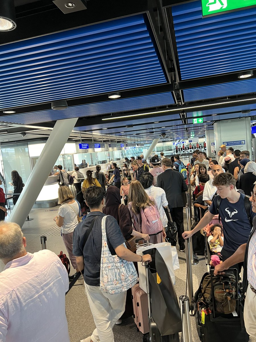 A typical day in the EU. All the plebs from UK and USA - long queue for passport control at @GVA_ch , a few Europeans queue for their passport check. The electronic barriers in the back are not functioning. Is this deliberate or is the EU just dumb? I see this at every EU a’port
