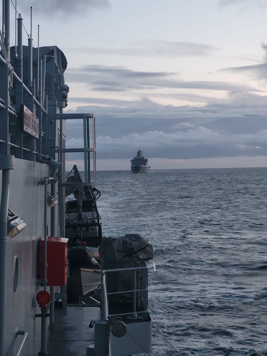 naval_service's tweet photo. @LESamBeck61 conducting a PASSEX (Passage Exercise) with @USNavyEurope USS Mesa Verde yesterday.

@LESamBeck61 will be open to the public at Sir John Rogerson's Quay, Dublin this weekend.

Timings:
Sat (26 AUG) 1400 - 1700
Sun (27 AUG) 1400 - 1700

#Navy #JoinOurTeam #BeMore https://t.co/eMeqTZkESm