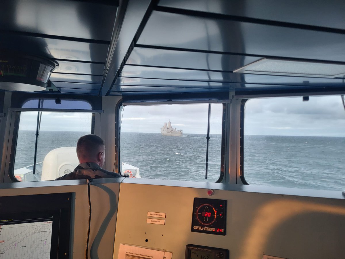 naval_service's tweet photo. @LESamBeck61 conducting a PASSEX (Passage Exercise) with @USNavyEurope USS Mesa Verde yesterday.

@LESamBeck61 will be open to the public at Sir John Rogerson's Quay, Dublin this weekend.

Timings:
Sat (26 AUG) 1400 - 1700
Sun (27 AUG) 1400 - 1700

#Navy #JoinOurTeam #BeMore https://t.co/eMeqTZkESm