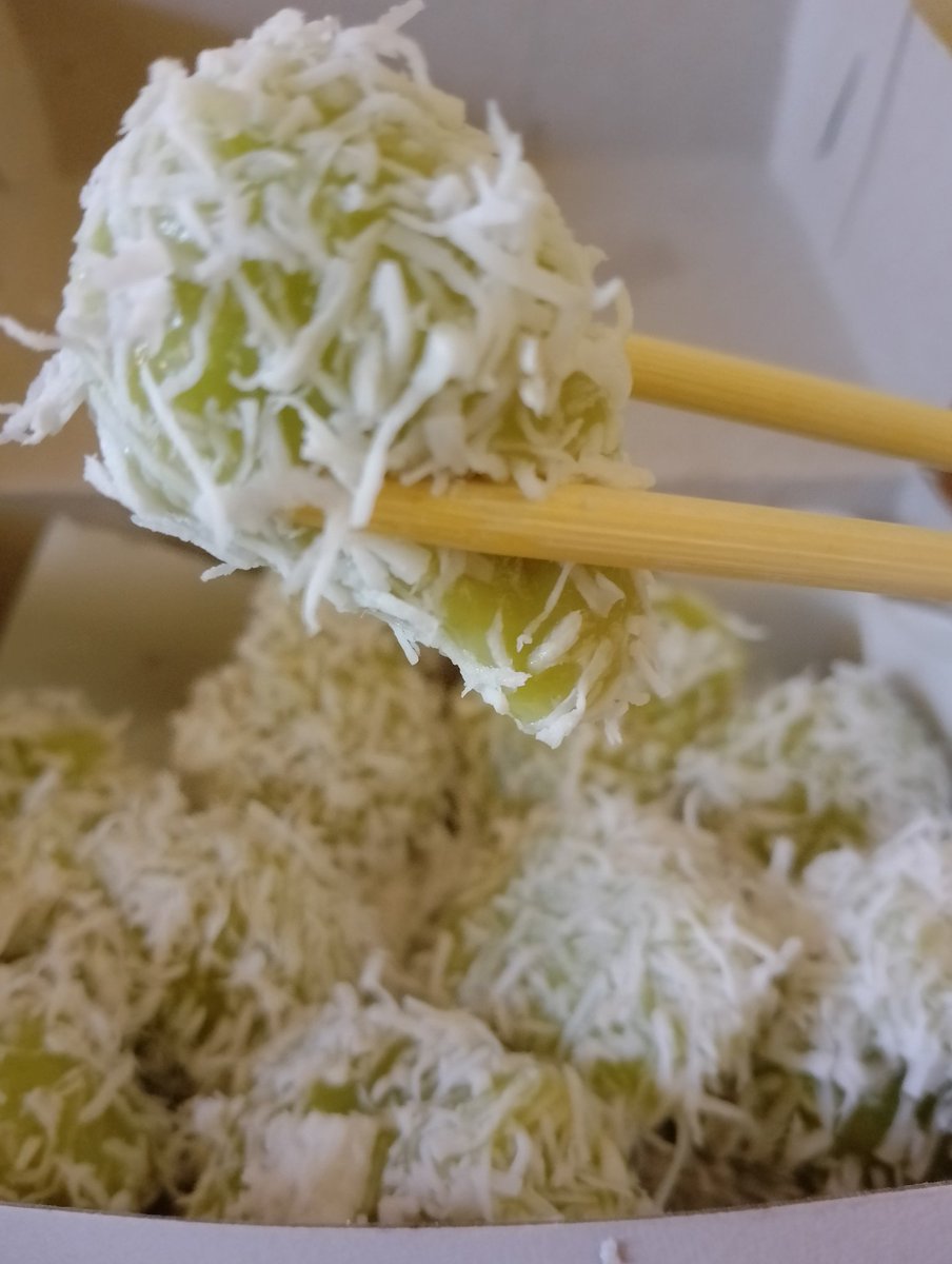 emmambeerr's tweet photo. Green takoyaki. https://t.co/7MJRBEqdkF