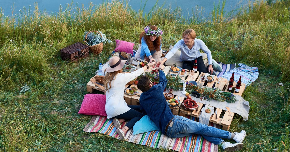 GoodFoodIreland's tweet photo. Ireland has plenty of picnic spots to choose from! Tap the link and discover the Good Food Ireland® Picnic Experiences and our favourite picnic spots. 🌞🍎🫔🌿
👉 https://t.co/mjkdDR0Gdy
#goodfoodireland #goodfoodirelandblog #irishpicnic #irishexperience #irishfoodexperience https://t.co/qqv53cpbb1