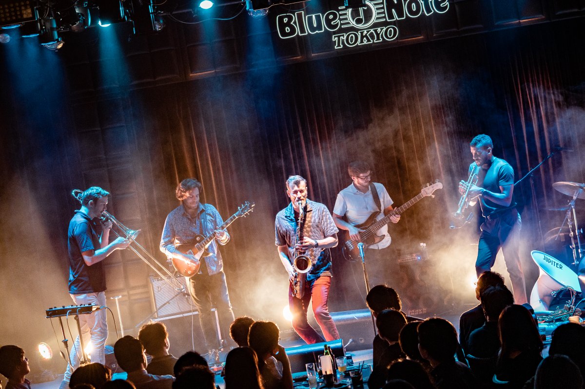 cottonclubjapan's tweet photo. 昨日ブルーノート東京で行われた #HUNTERTONES + #AkieBermiss (of LAKE STREET DIVE)のライブ写真が届きました！迫力のステージを繰り広げた彼らは、本日8/26(土)と8/27(日)にコットンクラブに登場！

8.26 sat., 8.27 sun.
HUNTERTONES + Akie Bermiss (of LAKE STREET DIVE)
https://t.co/mkzVMwrBff
Photo by Makoto Ebi