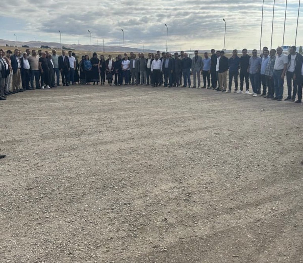 Srgnysl's tweet photo. Malazgirt zaferi münasebetiyle AK Parti  Diyadin ilçe teşkilatımız ve vatandaşlarımızla birlikte Cumhurbaşkanımız Genel Başkanımız Sn. @RTErdogan ‘ı karşılamaya gidiyoruz . https://t.co/48rneH5eTO