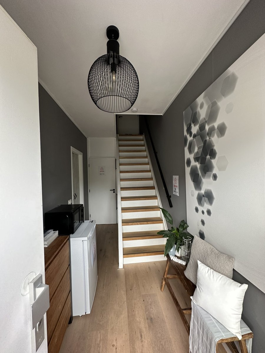 BadToxic's tweet photo. Our #AirBnB #stay in #Hoofddorp for the #Mysteryland #musicFestival.

@Mysteryland #hotel #house #AirBnBRoom #doubleBed #bedroom #Schlafzimmer #stairs #nice #Amsterdam #Holland #Netherlands https://t.co/HEv7iLqlt2