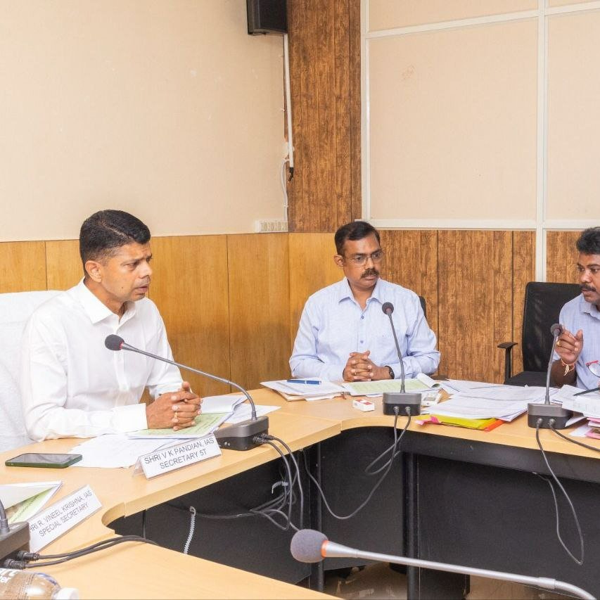 CMO_Odisha's tweet photo. Secretary to CM (#5T) Shri V K Pandian, who is on a surprise visit to #Gajapati, reviewed the progress of grievance petitions received during his last visit. The Collector apprised that out of 789 petitions received during the CMO's visit in May, 725 have been resolved and 64 petitions are at various stages of resolution.   

Shri Pandian reviewed the progress on the Biju Expressway survey work, discussed Paralakhemundi's 4-lane bypass road and asked officials to expedite the land acquisition process. 

Later, the #5T Secretary also reviewed the Chheligada Irrigation project with special focus on periphery development of affected villages. Various project components were approved for periphery development at a cost of ₹10.20 Cr.