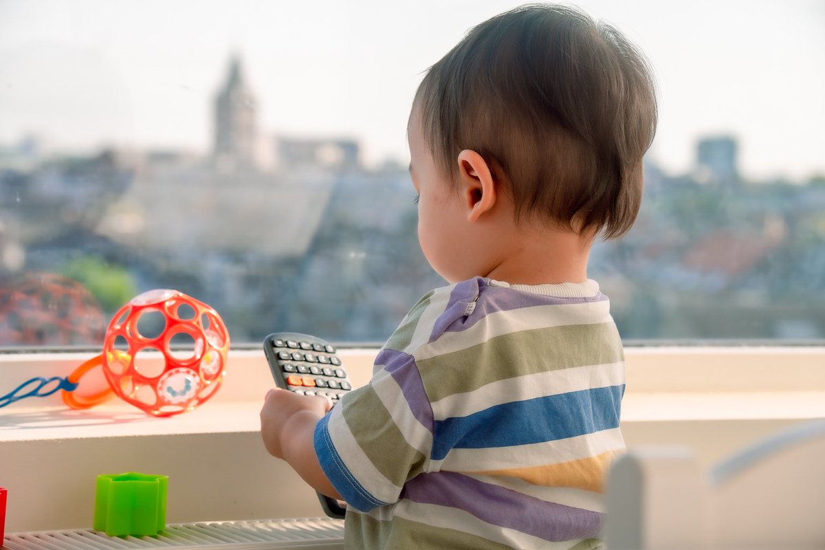 育児グッズ『関数電卓』

大学で購入後、長らく棚の奥でホコリを被っていたが、10年の眠りを経て対一歳児用決戦兵器へとリユース。すでに限界を迎えてダメージが蓄積されたテレビリモコンの解放に貢献。理系のみんな、子ども生まれたら押し入れから関数電卓出そうな。