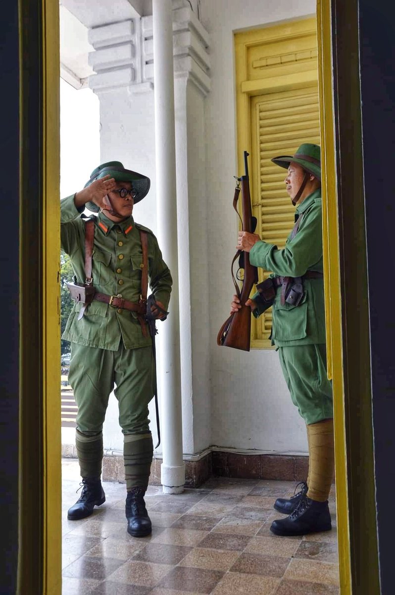 Koninklijk Nederlands-Indisch Leger, 1940. Serdadu kelas dua memberi hormat senjata kepada serdadu kelas satu yang melintas hendak memasuki markas.