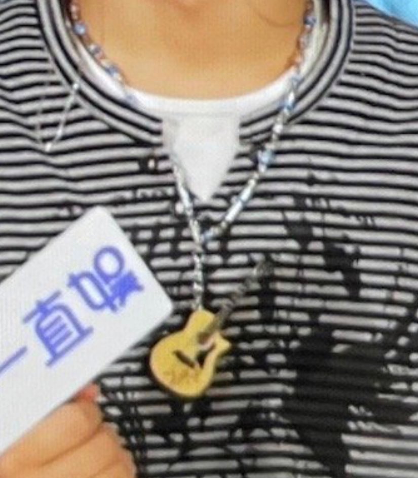 jayseongcorn's tweet photo. a fan gave jay a guitar necklace that looks like his guitar 🥹 so precious 🫶🏻 https://t.co/SYKk6wrg7f