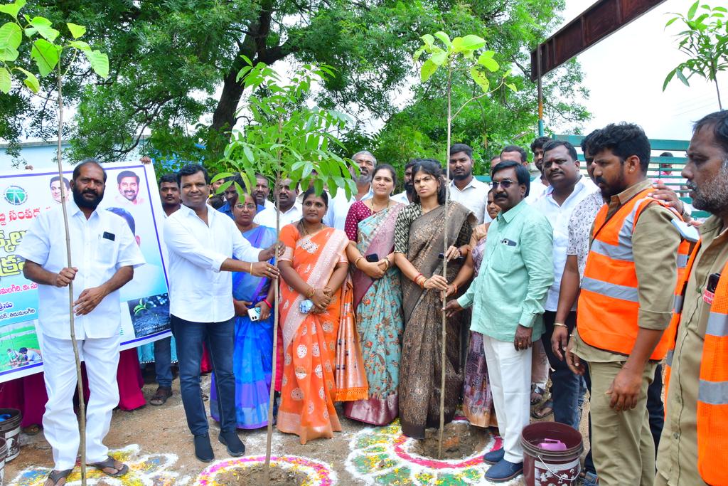 DrGadariBRS's tweet image. తిరుమలగిరి మున్సిపాలిటీ పరిధిలోని 1వ వార్డులో తెలంగాణ దశాబ్ది సంపద వనం కోటి మొక్కలు నాటే కార్యక్రమంలో భాగంగా మొక్కలను నాటడం జరిగింది.

#HarithaHaram