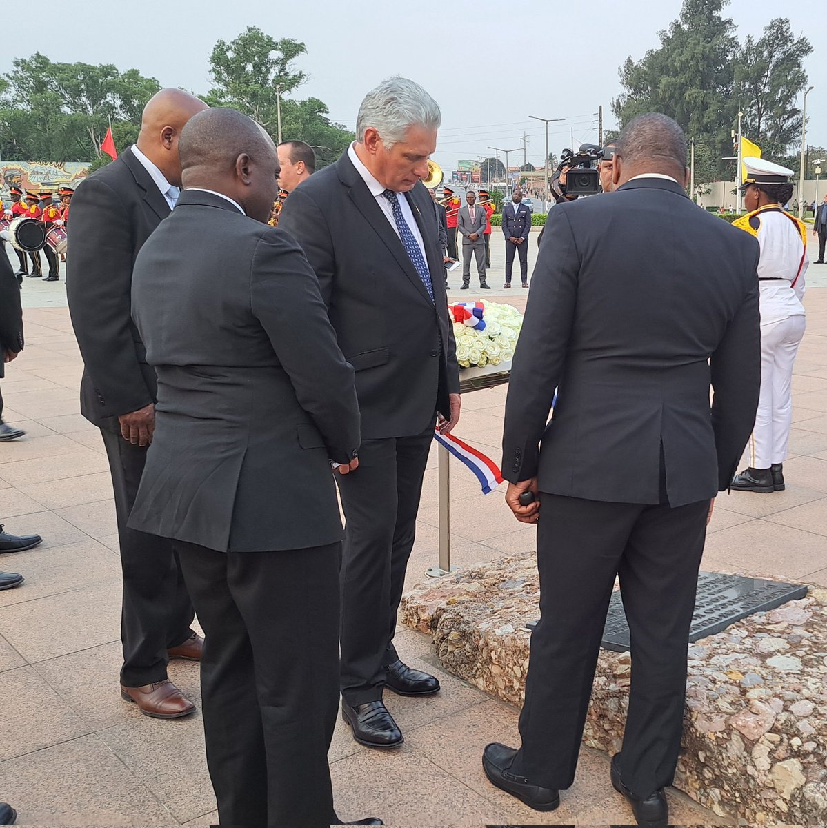 En #Mozambique 🇲🇿, no podía faltar el sentido homenaje a Zamora Machel, padre de la independencia de esta hermana nación.  En la Plaza de los Héroes rindió tributo <a href="/DiazCanelB/">Miguel Díaz-Canel Bermúdez</a> al gran amigo de #Cuba 🇨🇺 y de #Fidel y a otros próceres africanos. 

#DíazCanelEnÁfrica