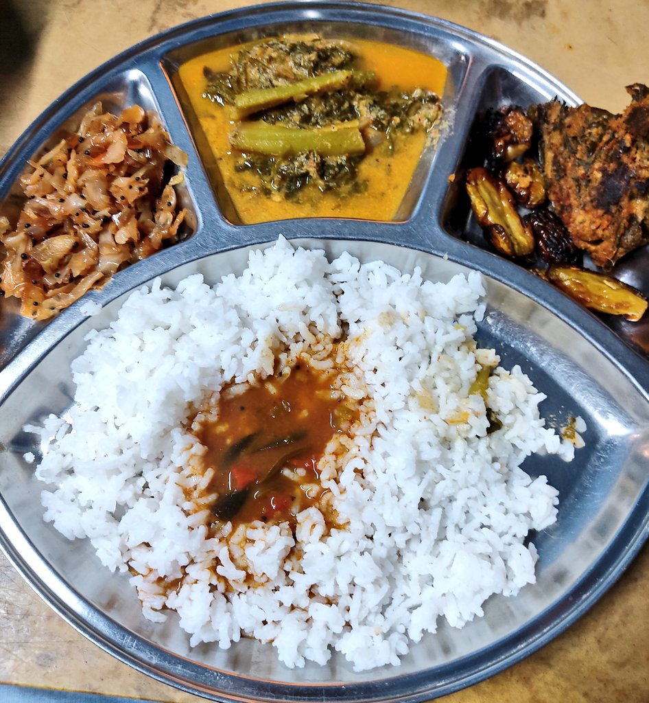 #SaturdayLunch ..
In Konkani
Kosa upkari, Vali ambat, bhajjile tendle, pathrado, sheeta aani Tomato saaru.
Cabbage dry curry, Malbar Spinach curry, Ivy gourd shallow fry, Pathrodo , a dish of colocasia leaves, rice and tomato curry for lunch.
 welcome lunch at uncle's 😋😋💖🙏.
