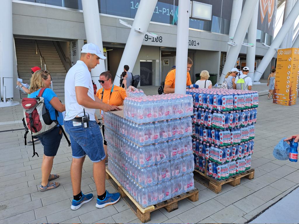 wird heiß heute für <a href="/le0thegerman/">LeoTheGerman</a> und co. im #zehnkampf bei der #LeichtathletikWM, die fans bekommen kostenlos wasser... <a href="/SID_Sportnews/">SID</a> <a href="/WorldAthletics/">World Athletics</a> <a href="/dlv_online/">leichtathletik.de</a>