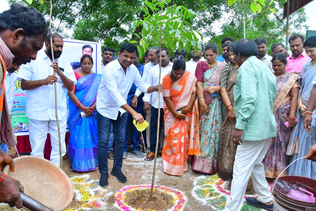DrGadariBRS's tweet image. తిరుమలగిరి మున్సిపాలిటీ పరిధిలోని 1వ వార్డులో తెలంగాణ దశాబ్ది సంపద వనం కోటి మొక్కలు నాటే కార్యక్రమంలో భాగంగా మొక్కలను నాటడం జరిగింది.

#HarithaHaram
