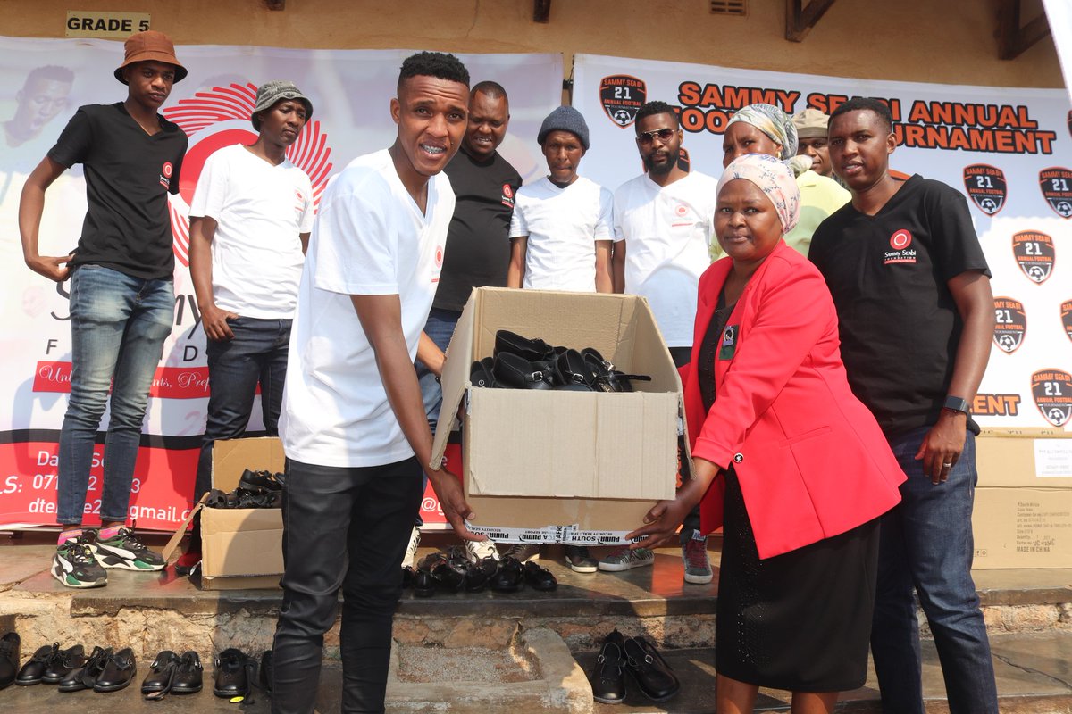 LimSportsZone's tweet photo. 𝗛𝗘𝗟𝗣𝗜𝗡𝗚 𝗛𝗔𝗡𝗗

Mamelodi Sundowns midfielder Sammy 'Viera' Seabi took time on Friday to donate over 130 pairs of school shoes to the needy in Ga-Molepo, Segwashi and Moria in Limpopo through his Sammy Seabi Foundation.

#LimSportsZone https://t.co/APUZsDjqbW