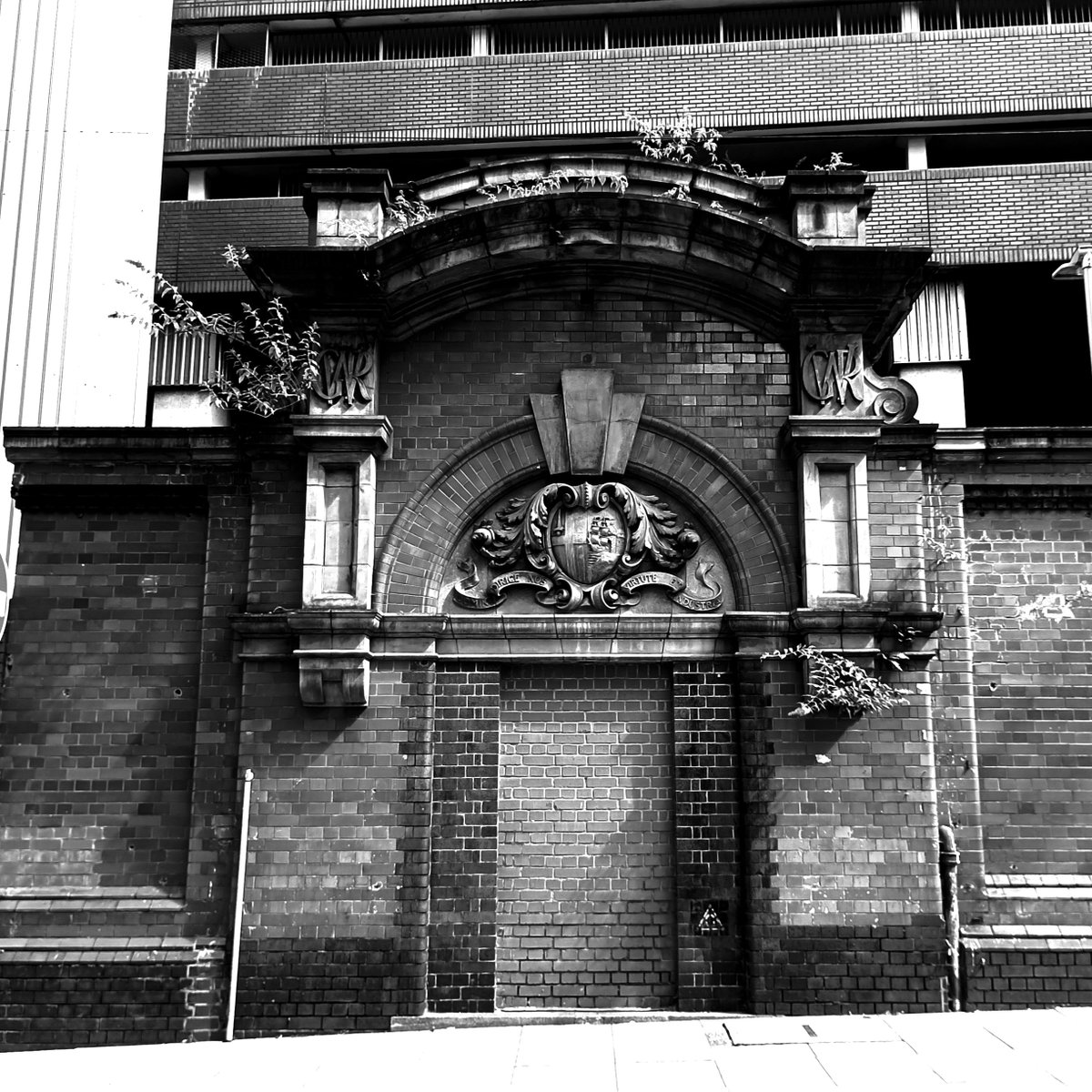 i77mac's tweet photo. Station To Station (again pt2) 
The last remnant of the old GWR Snow Hill station, #Birmingham  #mobilephotography #Monochrome #blackandwhitephotography #streetphotography #monochromephotography #urbanphotography https://t.co/mVvPNEiq1x