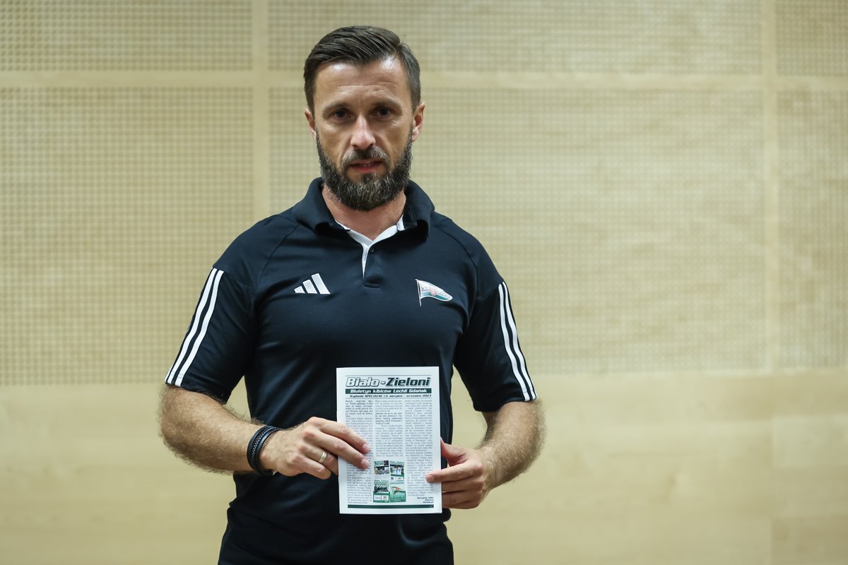TYLKOLG's tweet photo. Szymon Grabowski, trener @LechiaGdanskSA w nagrodę za najlepszy mecz w sezonie i wygrane spotkanie #LGDPOD otrzymał numer reaktywowanego biuletynu Biało-Zieloni. Wczoraj rozdaliśmy wszystkie egzemplarze, bo liczy się Tylko Lechia Gdańsk #TLG
fot. Grzegorz Radtke https://t.co/XLpGHEp1wR