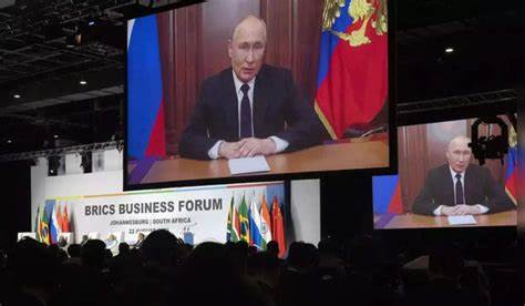 I volenterosi sovranisti per Putin sono andati in brodo di giuggiole per la richiesta di adesione ai Brics arrivata da 22 Paesi. Addirittura qualcuno si è lanciato nell'auspicio che anche l'Italia debba aderire abbandonando UE e Nato.
Al momento entreranno nel raggruppamento 6