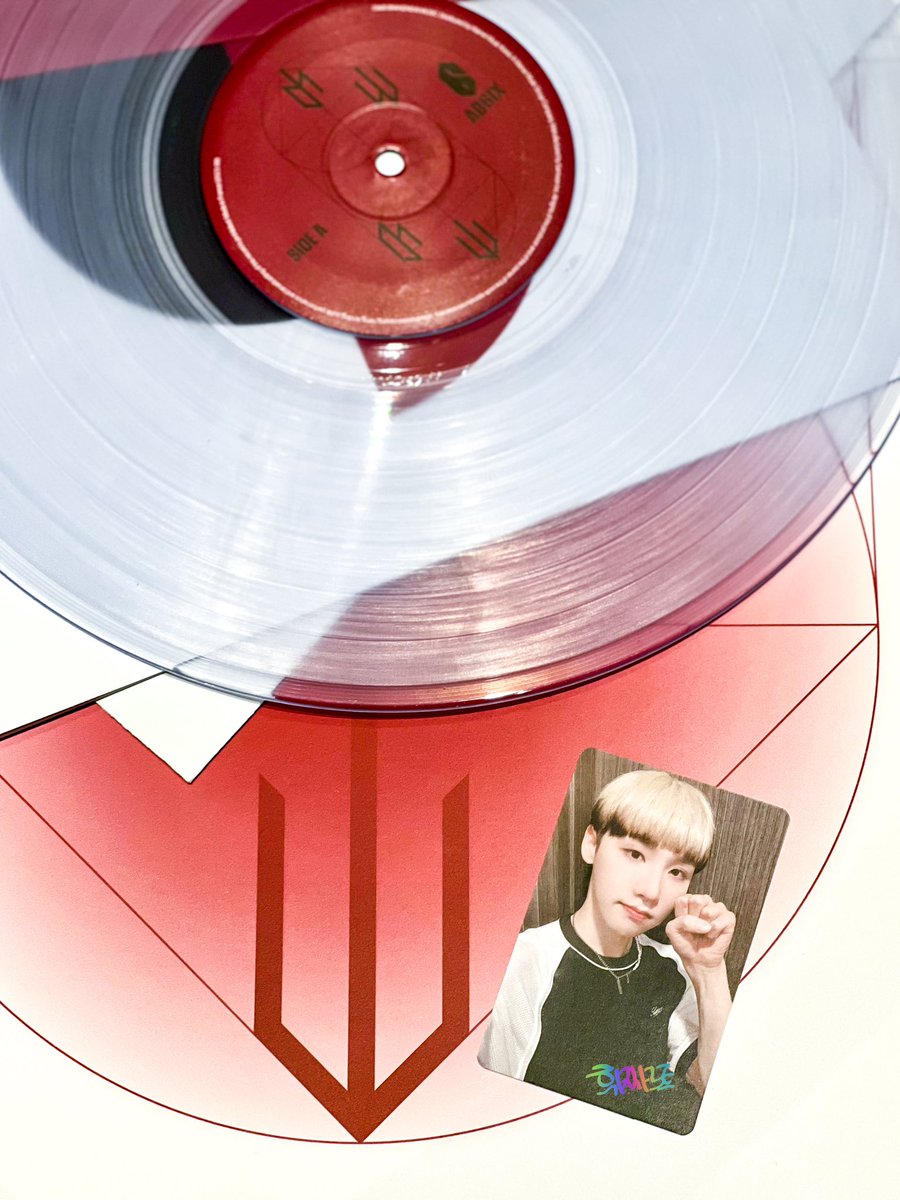 hwizart1's tweet photo. 판매처 별로 구입한 총 4장 중 알*딘에서 1장 배송 완료! 일단 커버+커버 열자마자 보이는 속지에 멤버 로고 4개만 똭 박힌 거 감동 🥹 투명 vinyl 간지 좔좔 ✨ 포카는 웅둥이 🌸 앞면은 올해, 뒷면은 데뷔 당시의 모습입니다 🥰

#전웅 #김동현 #박우진 #이대휘 #에이비식스 #AB6IX #BECOMPLETE https://t.co/4Pzg7Jds3b