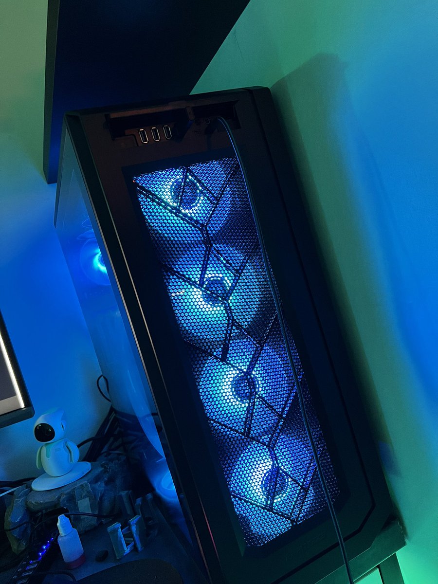 _Back_Slash_'s tweet photo. La nouvelle tour est en place :)
Étant donné que la circulation d’air dans la tour est constante, tous les composants refroidissent mieux. 

Le processeur est autour des 33-34 °, le GPU a 35° sans activité, soit une dizaine de degrés de moins qu’avant. https://t.co/qRAscXxmaC