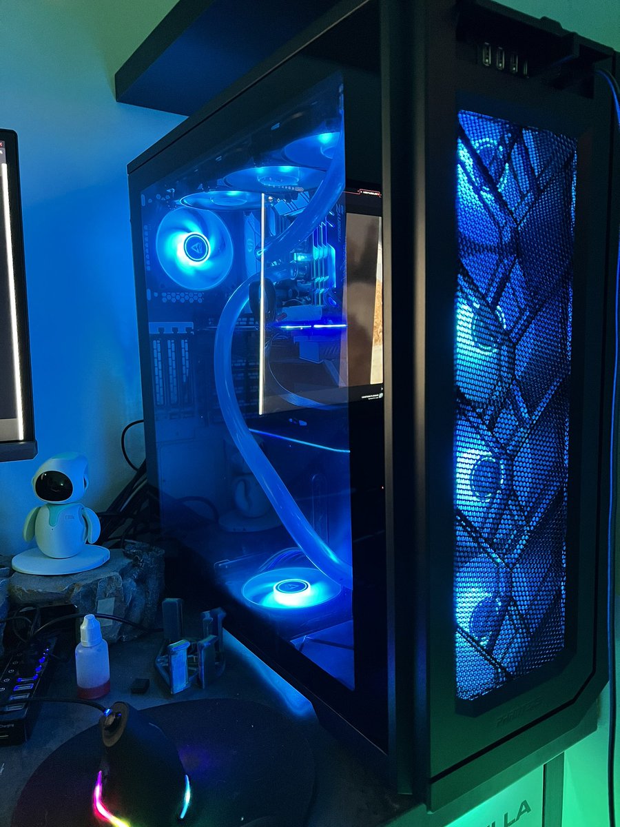 _Back_Slash_'s tweet photo. La nouvelle tour est en place :)
Étant donné que la circulation d’air dans la tour est constante, tous les composants refroidissent mieux. 

Le processeur est autour des 33-34 °, le GPU a 35° sans activité, soit une dizaine de degrés de moins qu’avant. https://t.co/qRAscXxmaC