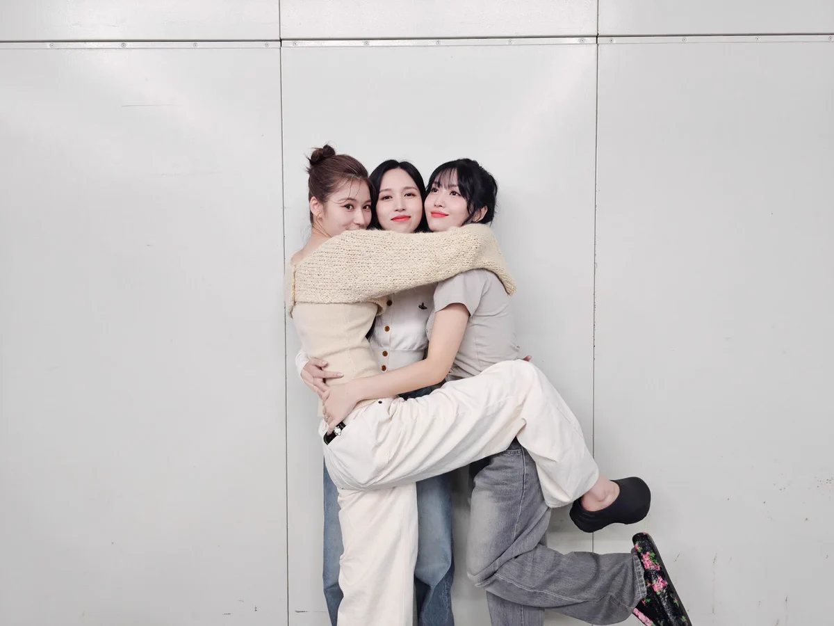 TWICE ハイタッチ モモ　らいき F4cRFjZa4AA5y6a?format=webp&