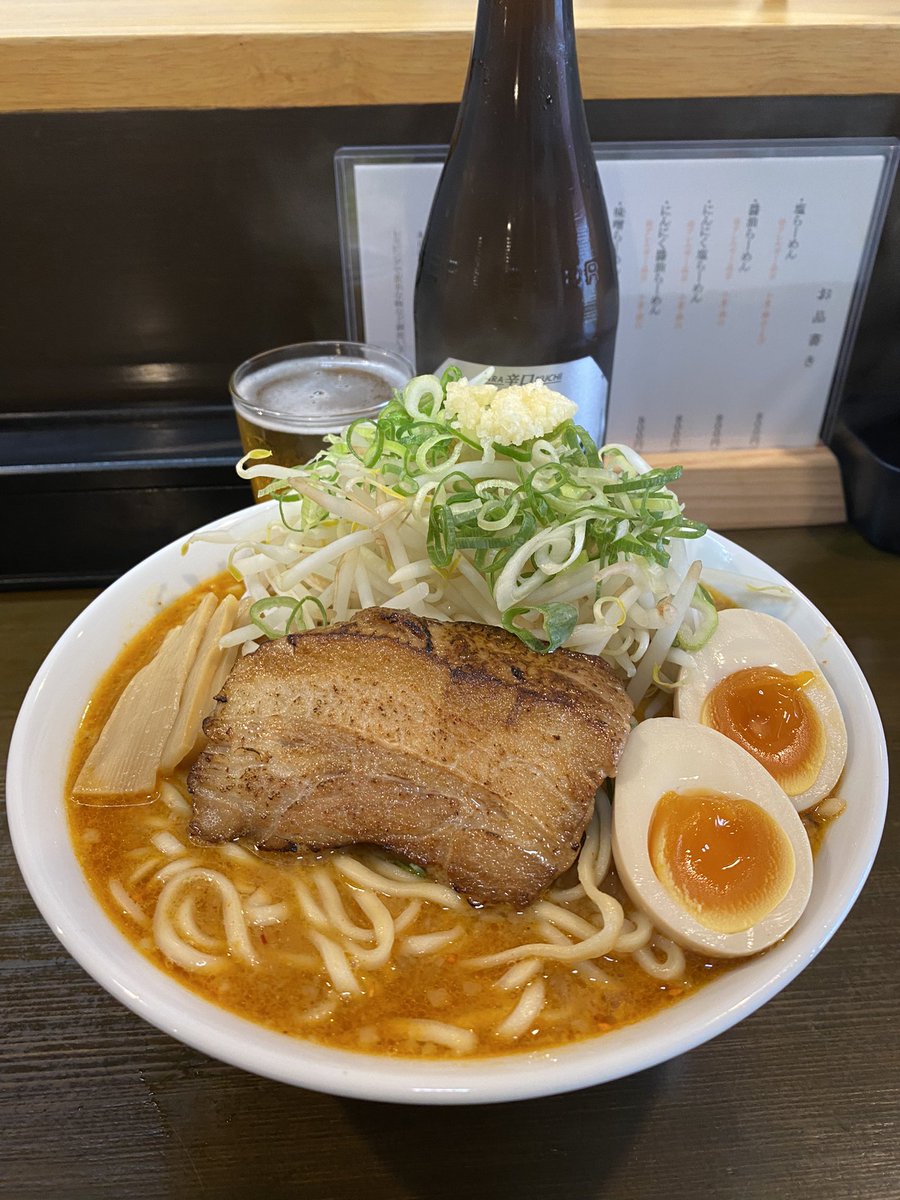 自宅から40分ほど歩いて
ようやく来れました‼️英さん

なん食べようか迷ったけど
英二郎味噌🍜麺大盛味玉

濃厚とは違うすっきりしたスープ
味噌とのバランスが抜群でうまっ
炙りチャーシューはとろっとろ

初めて来たのに店主さんと
めっちゃお話しできて楽しかった🎶