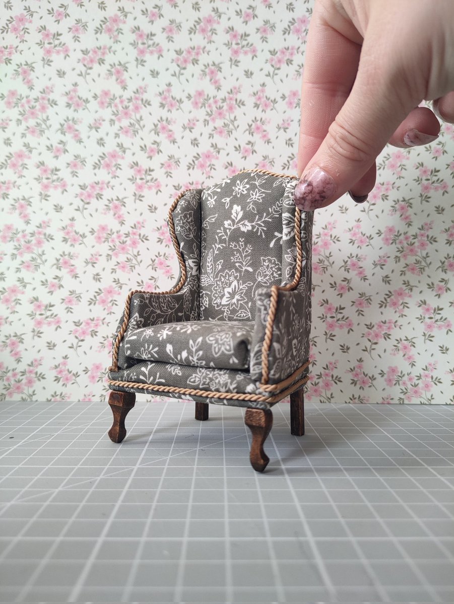 I'm so excited! Hopefully this week will see more chairs added to my Etsy Shop including this one! If anyone is interested in the 1/12 scale chair, DM me before it goes on Etsy. Will ship anywhere.
#miniatures #minis #dollhouse #dollhousestuff #dollhouseminiatures #12thscale