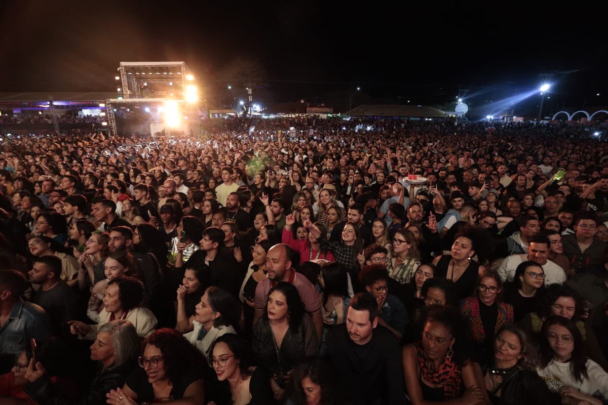 BahiaFM88's tweet photo. @jotaquest entregando tudoooo no #FIB23!! 🤘
Estamos encantados com esse show!!🧡 Estamos transmitindo ao vivo. Sintoniza 88.7 ou https://t.co/r8WZu0JMnp e vem curtir com a gente!
#bahiafm https://t.co/ko9u0TApq3