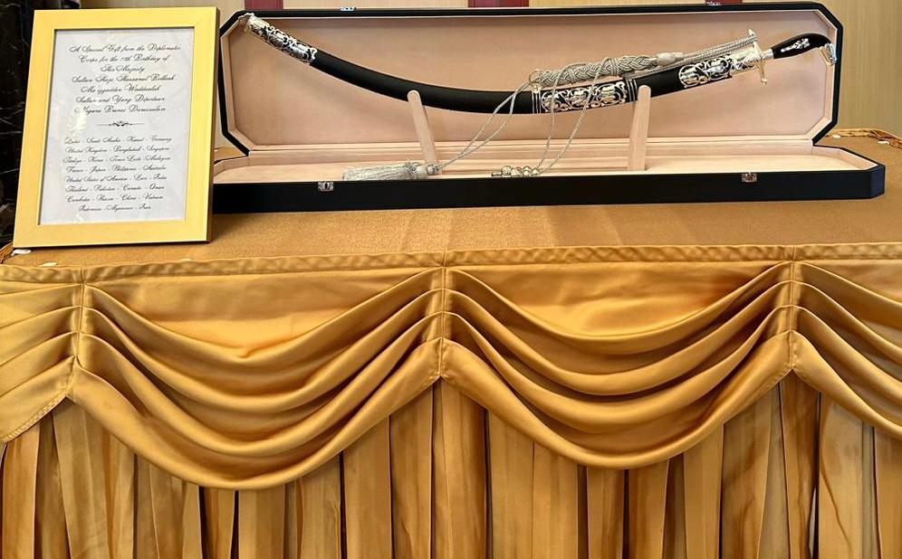 اقام رؤساء البعثات الدبلوماسية المعتمدين لدى بروناي دار السلام حفل استقبال بمناسبة عيد ميلاد جلالة السلطان ال ٧٧ تم خلالها تقديم هدية باسم المجموعة، حضر المناسبة جلالة السلطان وجلالة السلطانة وولي العهد و عدد من افراد الاسرة المالكة و وزير الخارجية الثاني و أعضاء السلك الدبلوماسي