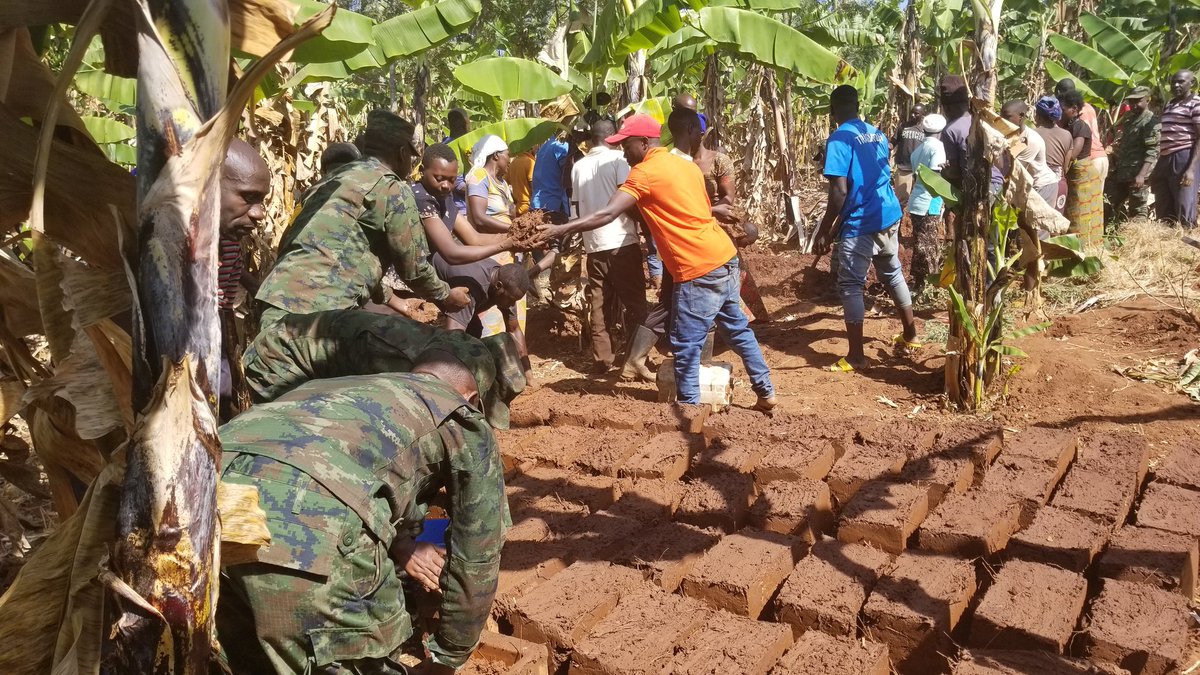 RwinkwavuS's tweet photo. Uyu munsi @RwinkwavuS umuganda rusange usoza ukwezi kwa8 mu tugari twose wibanze kubikorwa bya #HSI; #ISUKU rusannge; no kurwanya #ISURI.
@KayonzaDistrict 
@BoscoNyemazi https://t.co/fvE2NqoKl8