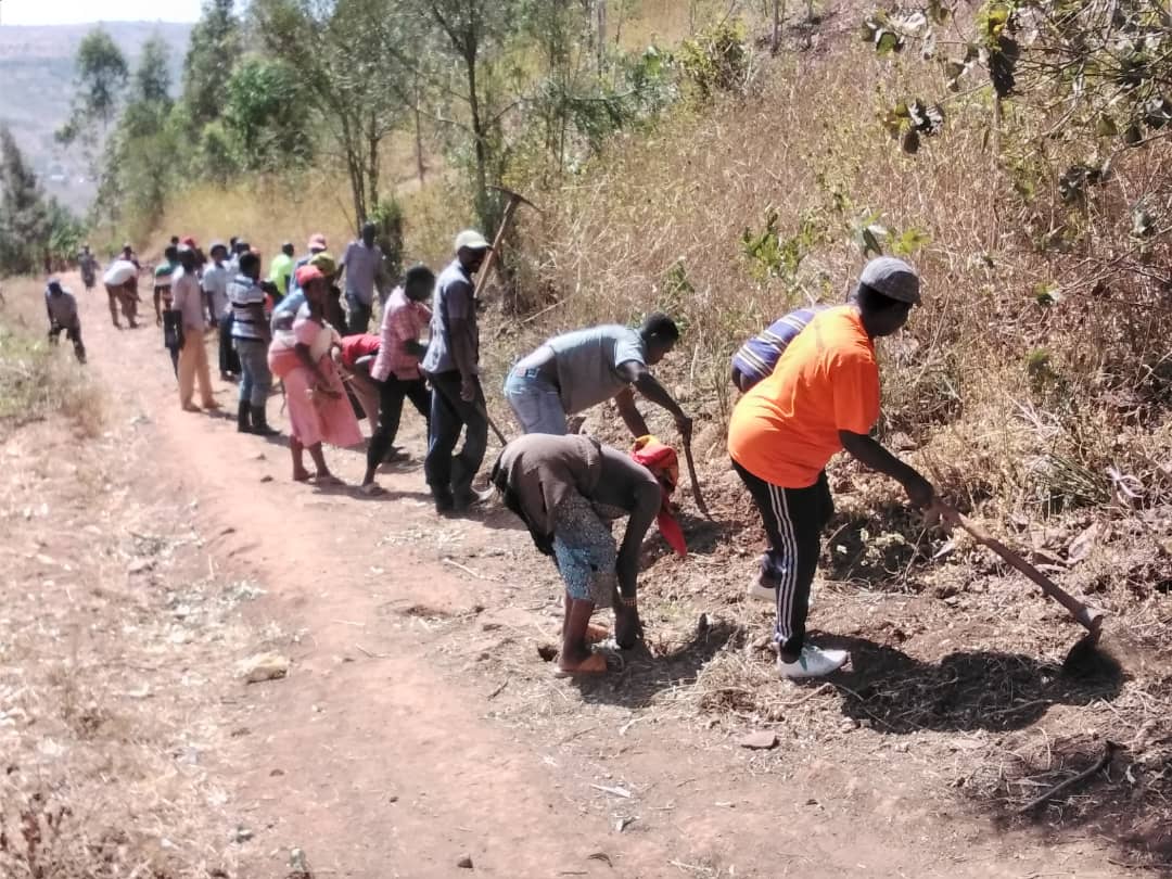 RwinkwavuS's tweet photo. Uyu munsi @RwinkwavuS umuganda rusange usoza ukwezi kwa8 mu tugari twose wibanze kubikorwa bya #HSI; #ISUKU rusannge; no kurwanya #ISURI.
@KayonzaDistrict 
@BoscoNyemazi https://t.co/fvE2NqoKl8